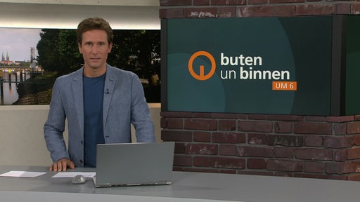 Moderator János Kereszti im Studio von buten un binnen.