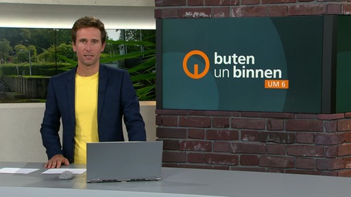 Moderator János Kereszti im Studio von buten un binnen