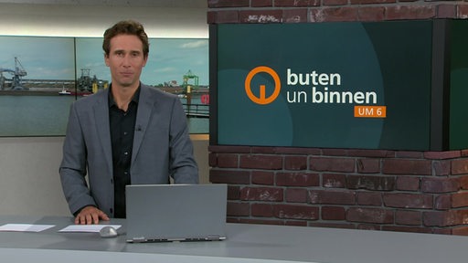 Der Moderator János Kereszti im Studio von buten un binnen.