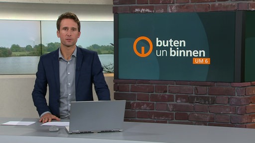 Der Moderator János Kereszti im Studio von buten un binnen.