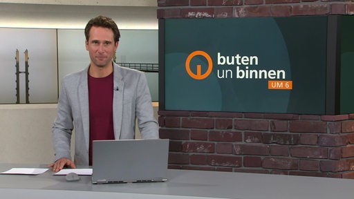 Moderator János Kereszti im Studio von buten un binnen.