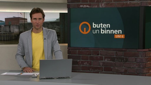 Moderator János Kereszti im Studio von buten un binnen.