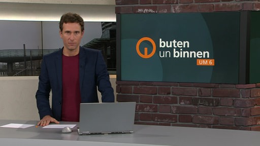 Moderator János kereszti im Studio von buten un binnen.