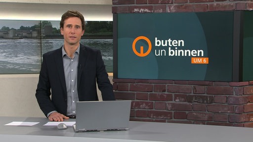 Moderator Janós Kereszti im Studio von buten un binnen.