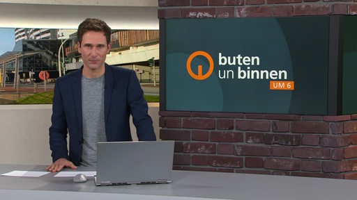 Moderator János Kereszti im Studio von buten un binnen.