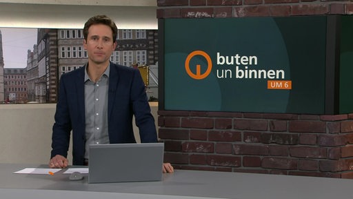 Zu sehen ist der Moderator Janos Kereszti im studio von buten un binnen.