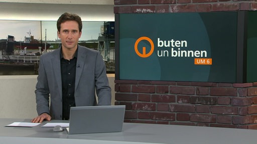 Moderator János Kereszti im buten un binnen Studio. 