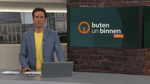 Der Moderator Janos Kereszti im Studio von buten un binnen.