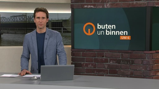 Der Moderator János Kereszti im Studio von buten un binnen.