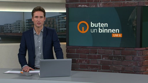 Zu sehen ist der Moderator Janos Kereszti im Studio von buten un binnen.