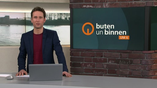 Moderator János Kereszti im Studio von buten un binnen.