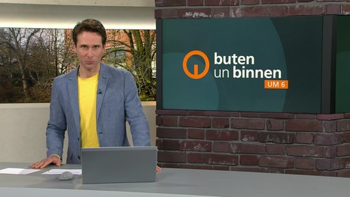 Zu sehen ist der Moderator Janos Kereszti im studio von buten un binnen.