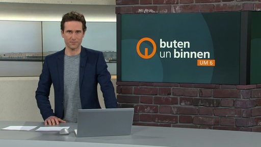 Der Moderator János Kereszti im Studio von buten un binnen.