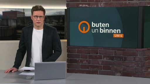 Moderator Felix Krömer im Studio von buten un bunnen