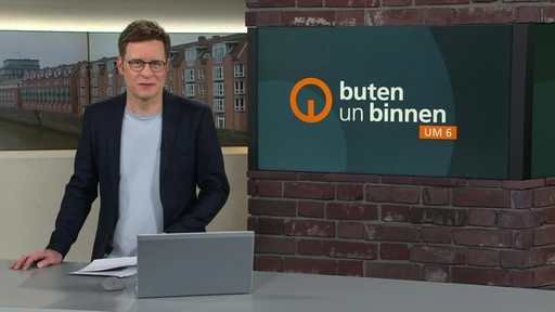 Moderator Felix Krömer im Studio von buten un binnen.