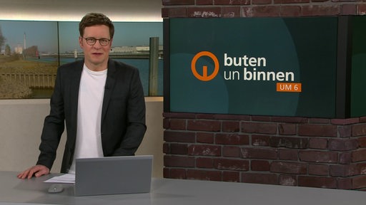 Moderator Felix Krömer im Studio von buten un binnen. 