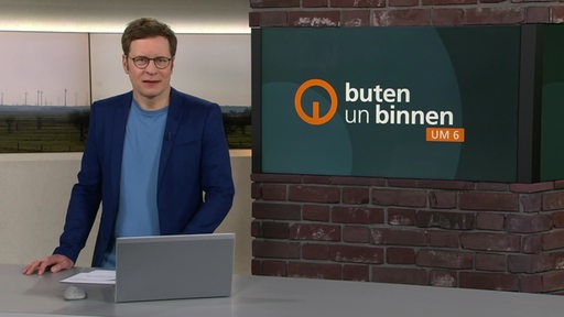 Der Moderator Felix Krömer im Studio von buten un binnen