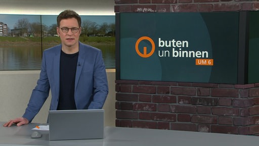 Moderator Felix Krömer im Studio von buten un binnen.