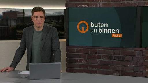 Moderator Felix Krömer im Studio von buten un binnen.