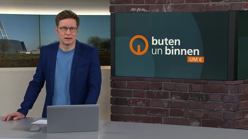 Moderator Felix Krömer im Studio von buten un binnen