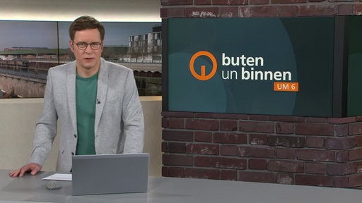 Der Moderator Felix Krömer im Studio von buten un binnen.