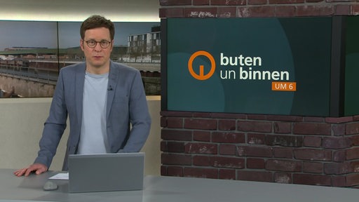 Der Moderator Felix Krömer im Studio von buten un binnen.