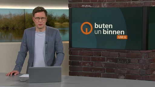 Zu sehen ist der Moderator Felix Krömer im Studio von buten un binnen.