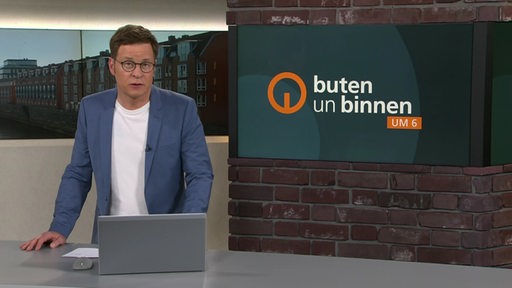 Zu sehen ist der Moderator Felix Krömer im Studio von buten un binnen.