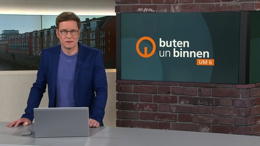 Der Moderator Felix Krömer im Studio von buten un binnen.