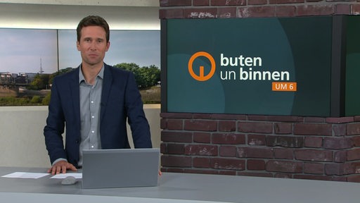 Zu sehen ist der Moderator János Kereszti im Studio von buten un binnen