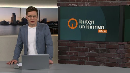 Der Moderator Felix krömer im Studio von buten un binnen.