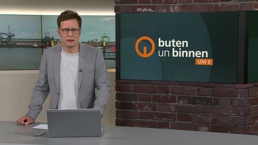 Der Moderator Felix Krömer im Studio von buten un binnen.