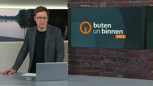 Zu sehen ist der Moderator Felix Krömer im Studio von buten un binnen. 