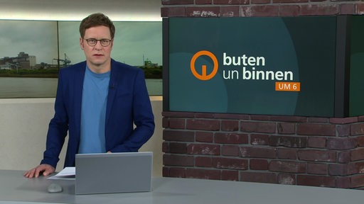 Der Moderator Felix Krömer im Studio von buten un binnen.