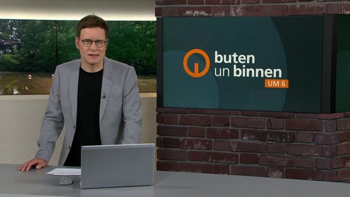 Der Moderator Felix Krömer im Studio von buten un binnen.