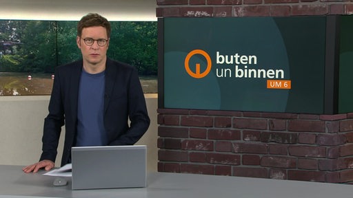 Moderator Felix Krömer im Studio von buten un binnen.