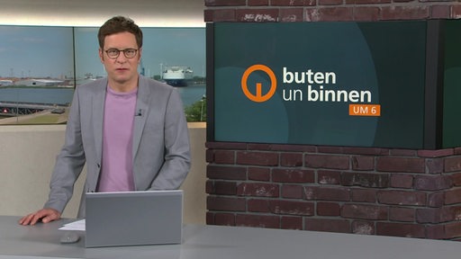 Der Moderator Felix Krömer im Studio von buten un binnen