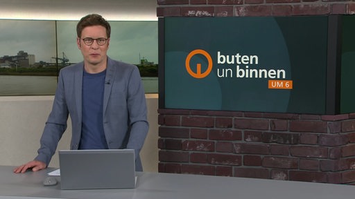 Der Moderator Felix Krömer im Studio von buten un binnen.