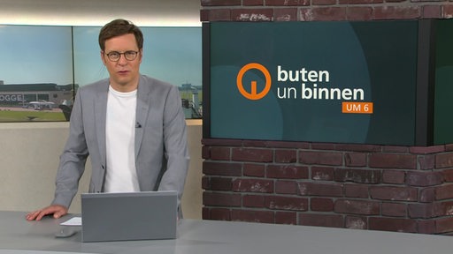 Der Moderator Felix Krömer im Studio von buten un binnen