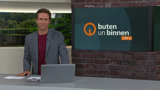 Der Moderator János Kereszti im Studio von buten un binnen.