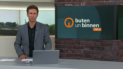 Der Moderator János Kereszti im Studio von buten un binnen