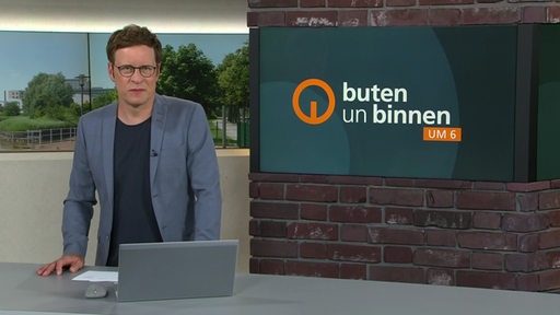 Der Moderator Felix Krömer im Studio von buten un binnen.