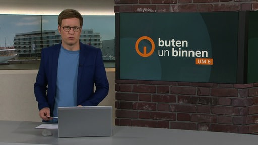 Der Moderator Felix Krömer im Studio von buten un binnen.