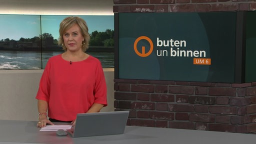 Moderatorin Kirsten Rademacher im Studio von buten un binnen.