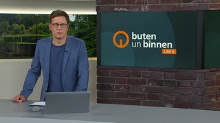 Moderator Felix Krömer im Studio von buten un binnen