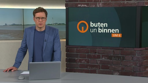 Moderator Felix Krömer im Studio von buten un binnen