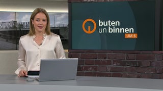 Die Moderatorin Lea Reinhard im Studio von buten un binnen