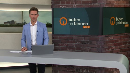 Moderator Janos Kerestzi im Studio von buten un binnen