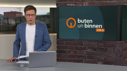 Moderator Felix Krömer im Studio von buten un binnen