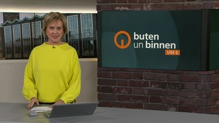 Moderatorin Kirsten Rademacher im Studio von buten un binnen